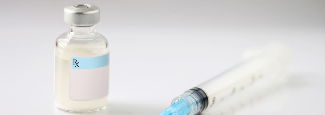 Ампула с лекарством и шприц